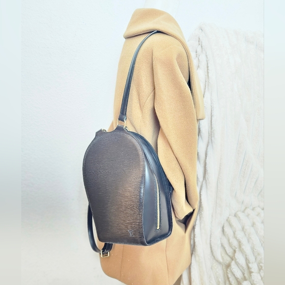 🔥😍GIFTABLE- Beautiful Condition 🔥😍 Authentic Louis Vuitton Epi Backpack - Picture 7 of 17